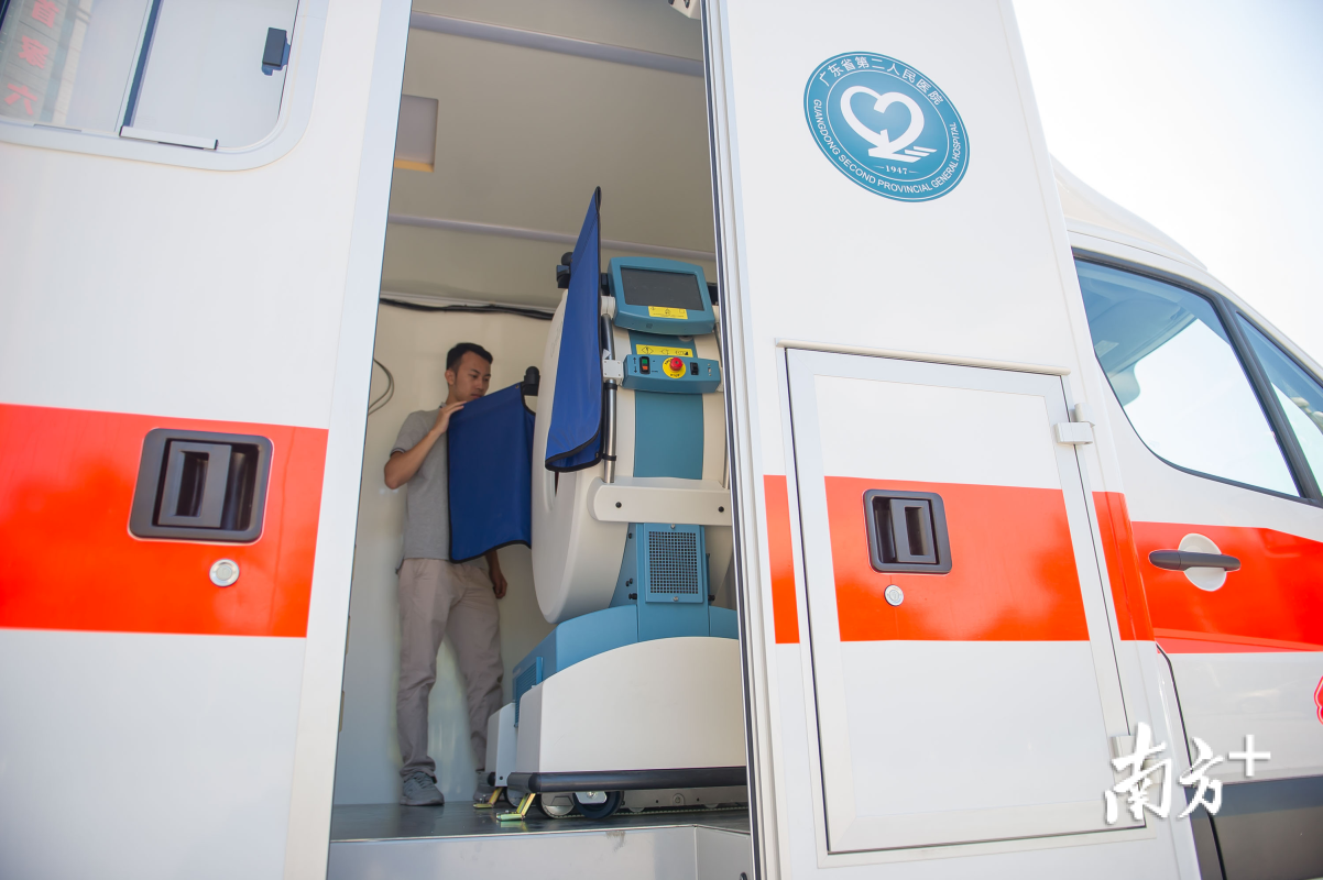 救護(hù)車上即可溶栓！華南首臺(tái)移動(dòng)CT救護(hù)車亮相
